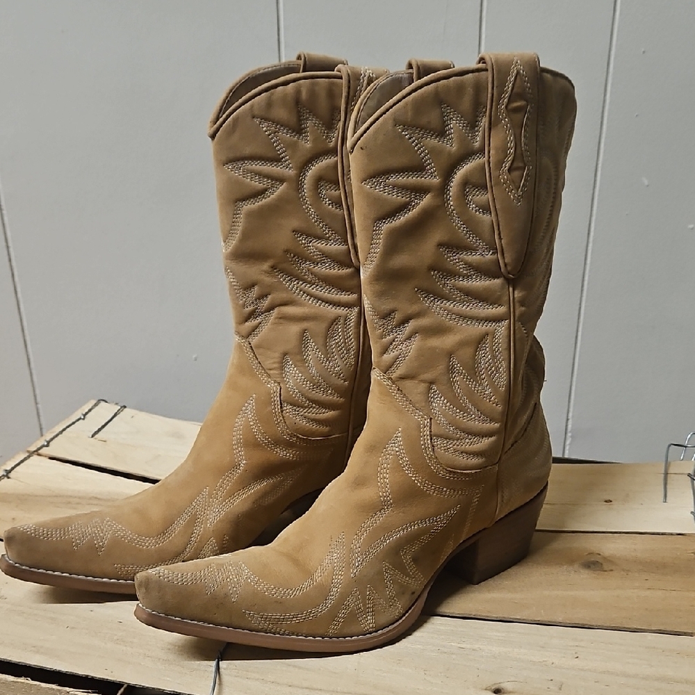 Stylish Tan Leather Embroidered Heeled Boots Guess by Marciano Size 7